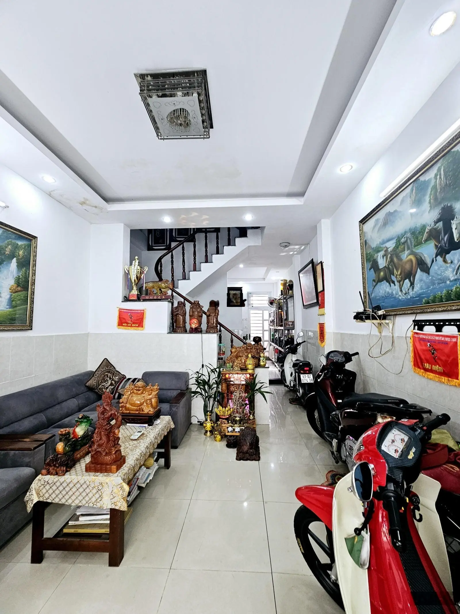 Bán nhà trệt 2 lầu có Hoàn Công ngay Trần Hưng Đạo chợ Dĩ An sân xe hơi 7c 3 phòng ngủ nhà xây ở