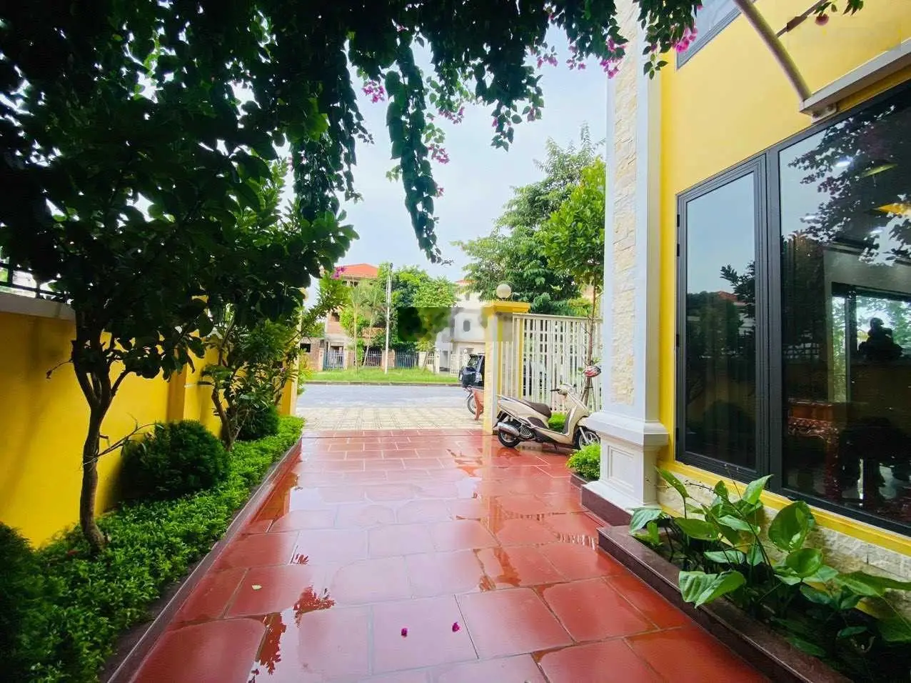 Cần bán nhanh 326m2 nhà hoàn thiện đẹp có tầng hầm đồ gỗ nội thất đẳng cấp được xây dựng cẩn thận