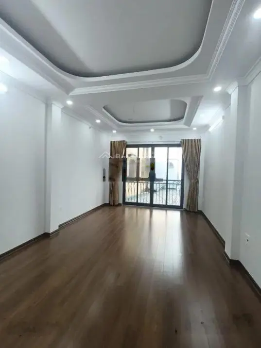 Chính chủ bán nhà 5 tầng, thang máy, DT 41m2, ô tô đỗ cửa, SĐCC, phố Dương Văn Bé. Giá: 6,5tỷ