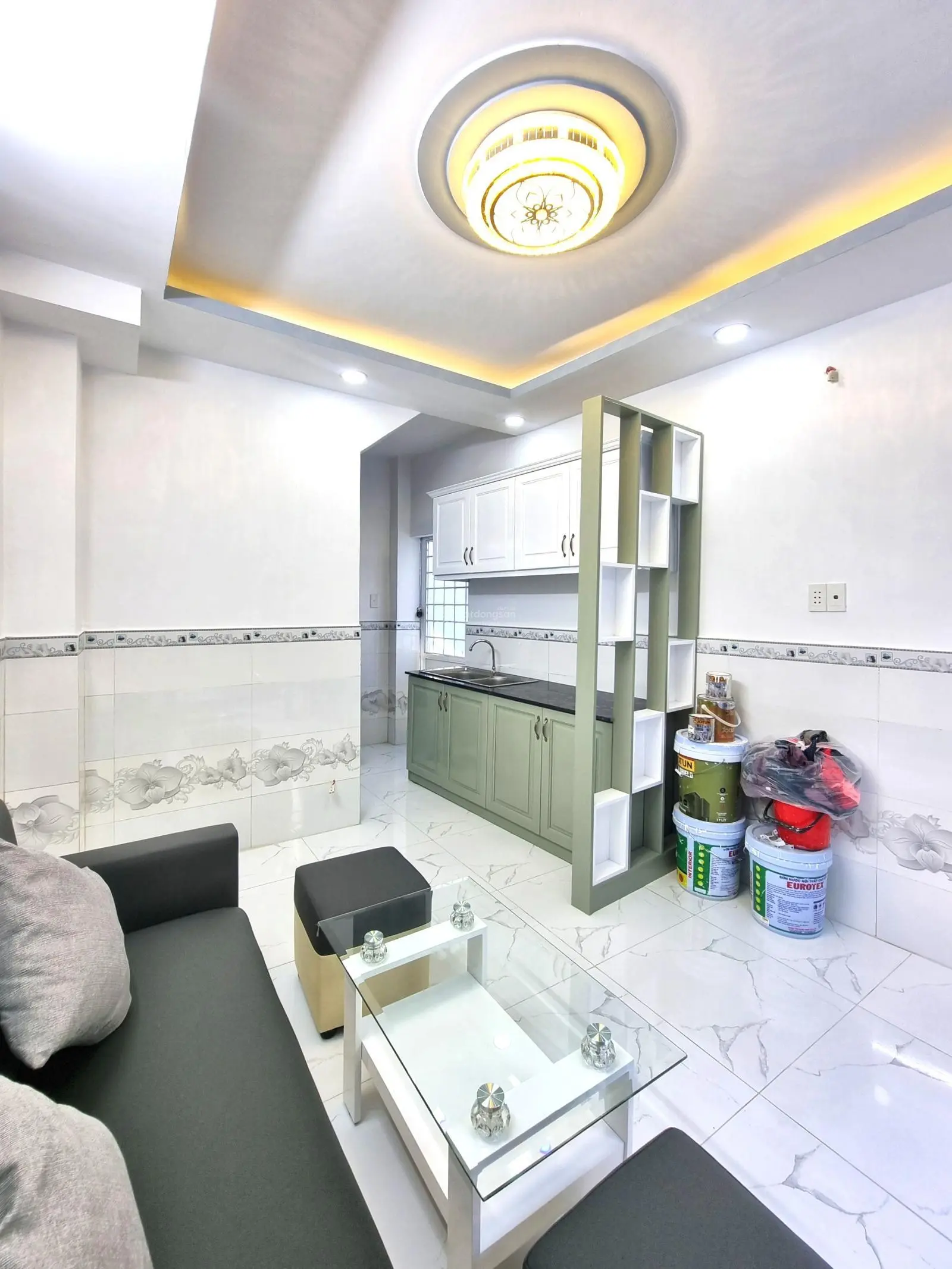 Nhà 2 lầu, mặt tiền hẻm vị trí mua bán kinh doanh đều được. Hẻm trước nhà 4m