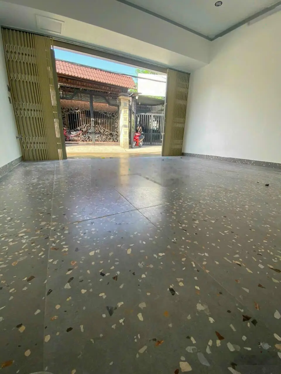Nhà đẹp 1 trệt 1 lầu lô góc, full nội thất, SHR hoàn công, đường xe hơi thông, gần cầu Hang
