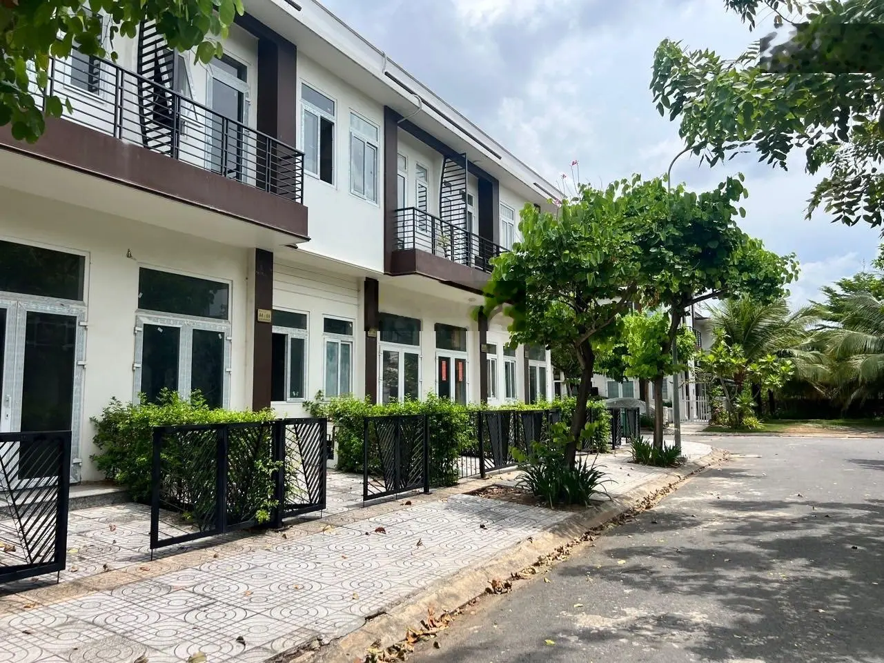 Định cư Canada cần bán gấp nhà phố 1,4 tỷ. Sổ hồng riêng, công chứng ngay. Liên hệ: 0967833707