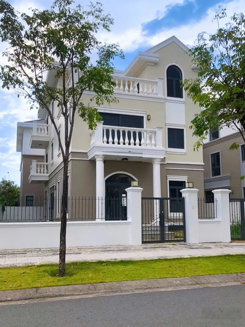 Khách kẹt vốn kinh doanh cần bán gấp biệt thự đơn lập lỗ 6 tỷ so với giá hợp đồng mua bán