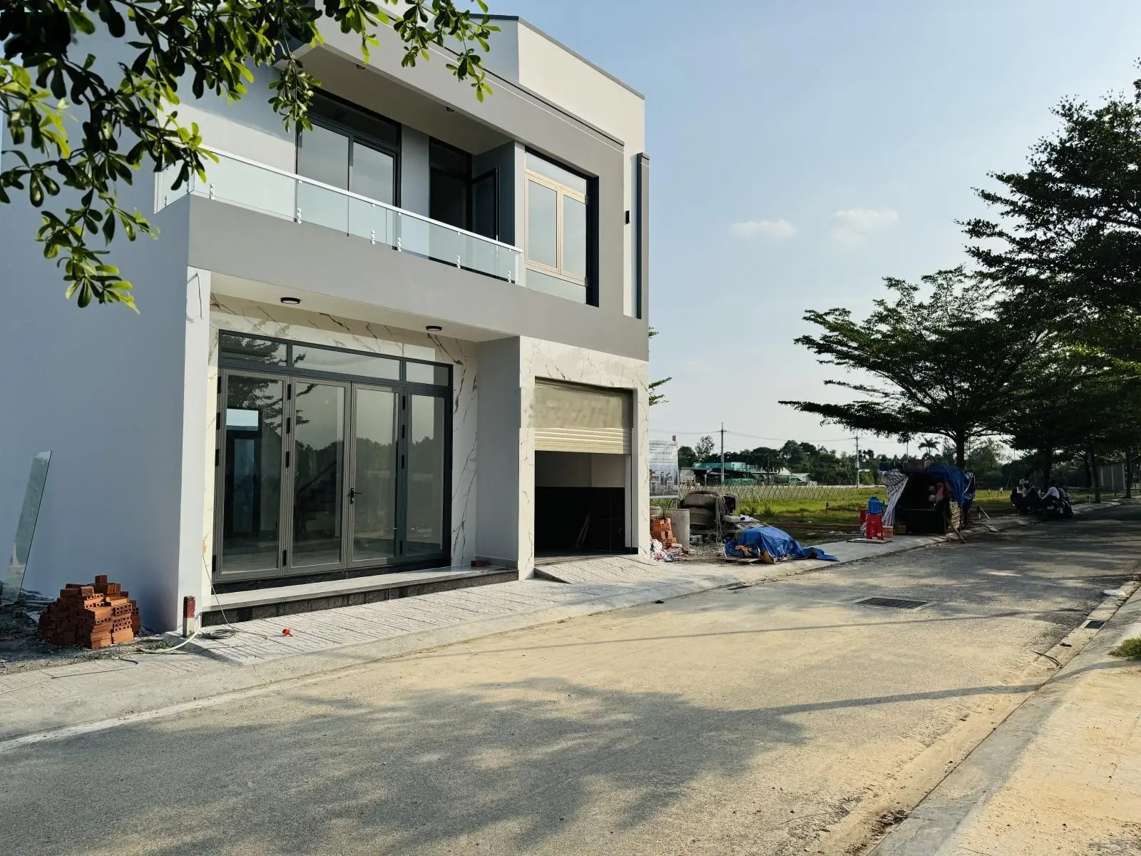 Bán gấp nhà ngay đường TL2, cạnh BV Xuyên Á, 139m2(8,5x9,6m), có gara để ô tô, MT nhựa 8m, điện âm