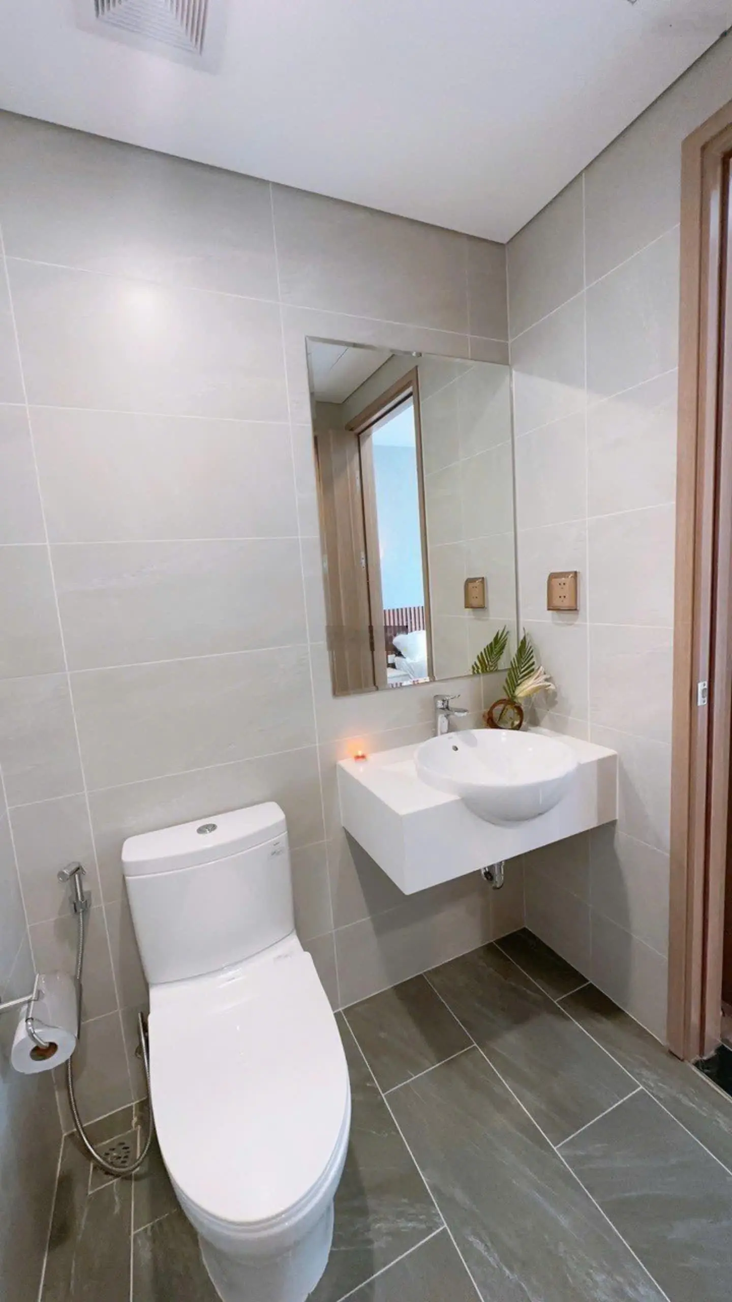 Bán nhanh căn 3 phòng ngủ, full nội thất, đã có sổ, giá 4ty bao thuế phí, đang cho thuê
