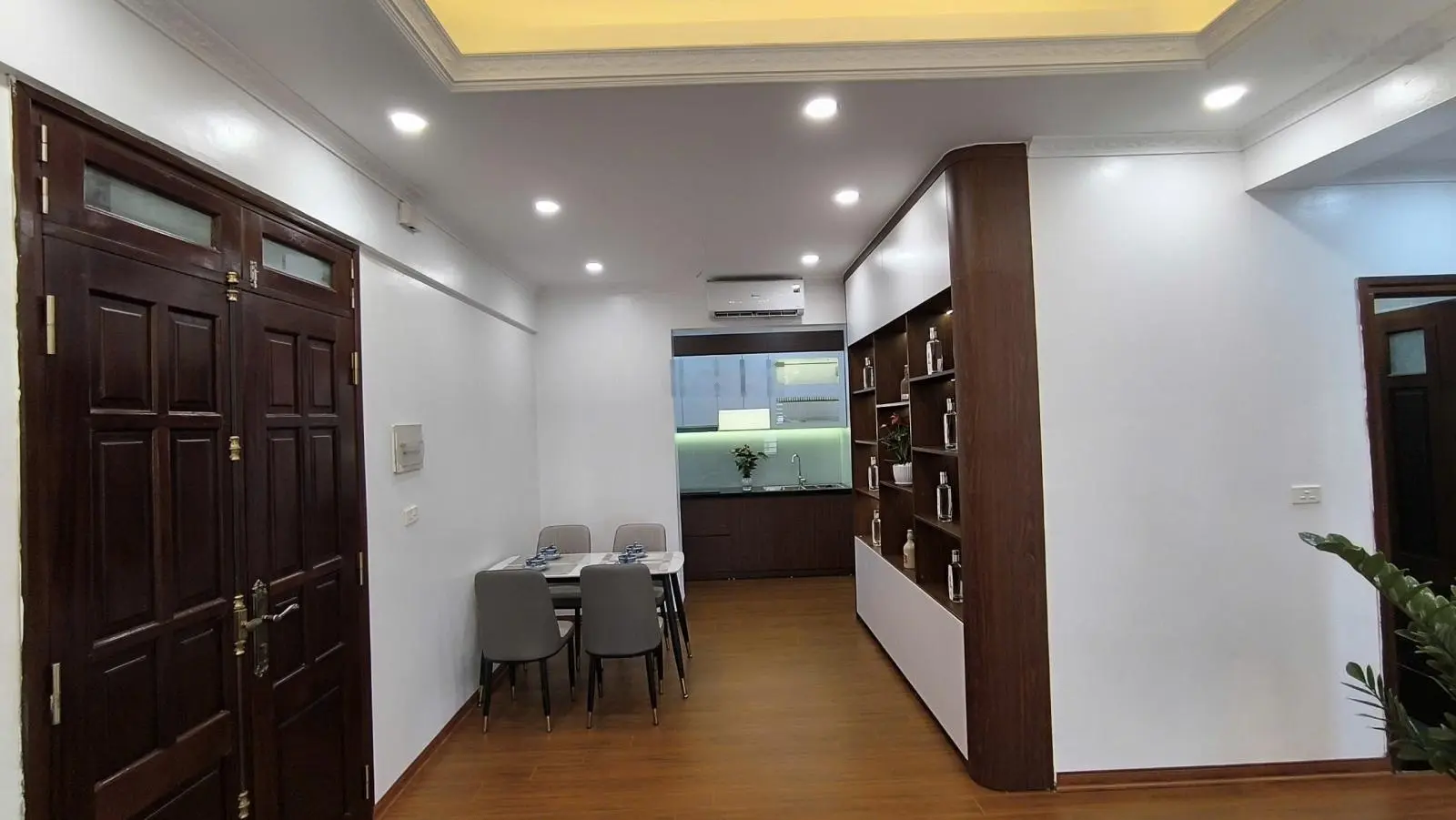(Nhà đẹp) bán căn hộ tại dự án: C2 - Nguyễn Cơ Thạch 2PN + 1 2VS, 82m2, full nội thất, BC Đông Nam