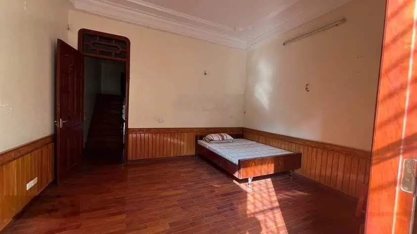 Bán nhà mặt phố đường Lý Thái Tông, giá tốt 4,74 tỷ VND, diện tích 54m2, hướng Đông