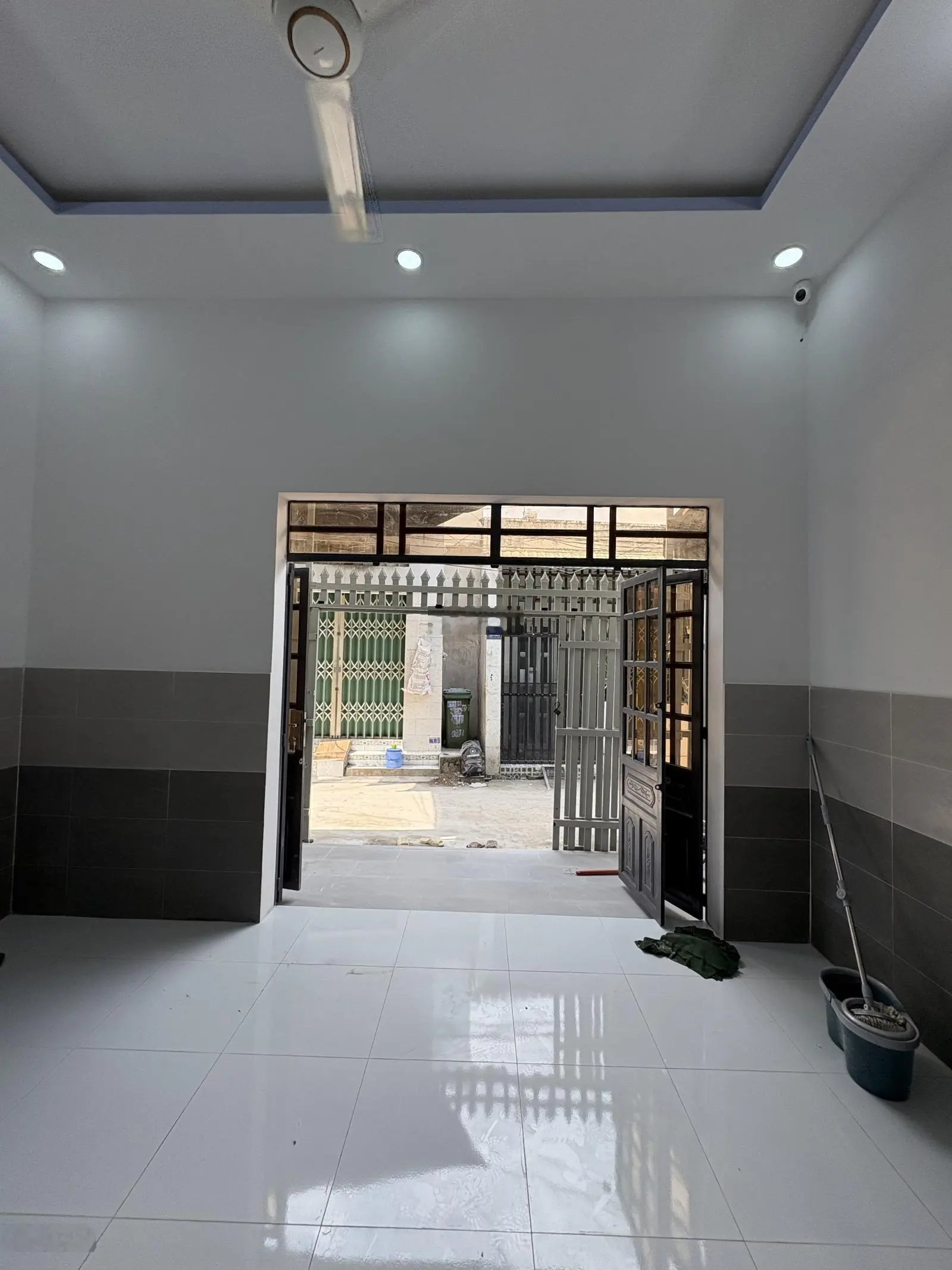 Nhà Trệt Lửng Gần Vincom Dĩ An. Bao Gồm 2 Phòng Ngủ- 2 WC. DT: 56.6M2. Đường 4M. Giá: 2.5 Tỷ TL