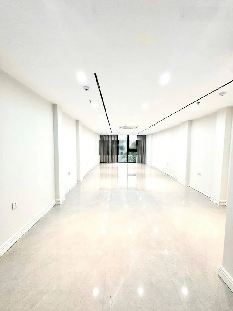 Toà nhà vp 8 tầng quận cầu giấy - vỉa hè ô tô tránh - view vườn hoa