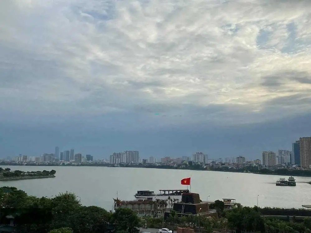Bán đất Lạc Long Quân lô góc, ngõ thông ô tô ra hồ Tây, LH 0934 439 ***