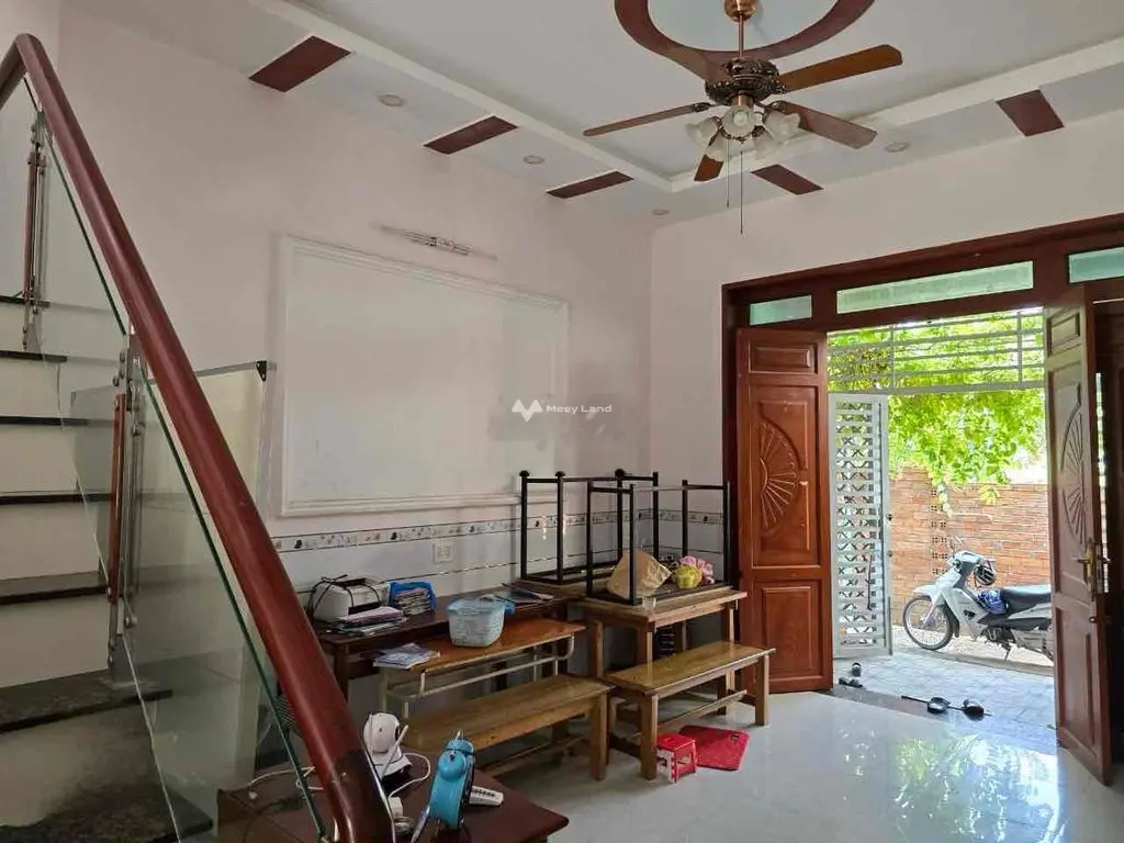 cần bán nhà lầu đẹp - gần Nhà Thờ Búng