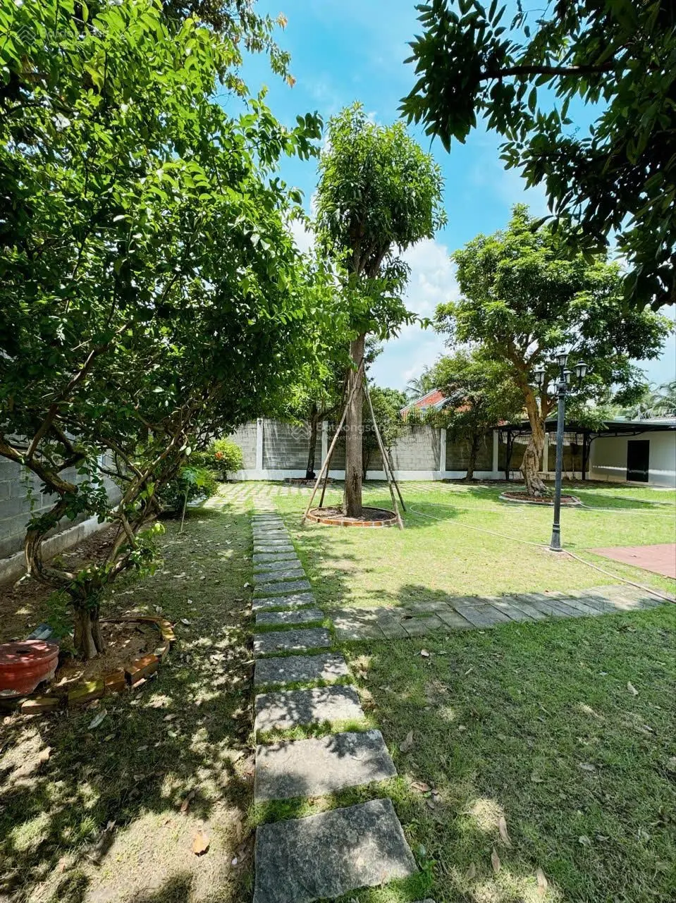 Biệt thư sân vườn nghỉ dưỡng Hóc Môn, hồ bơi, DT 35mx25m, đường 10m, diện tích 875m2, 5PN 6WC