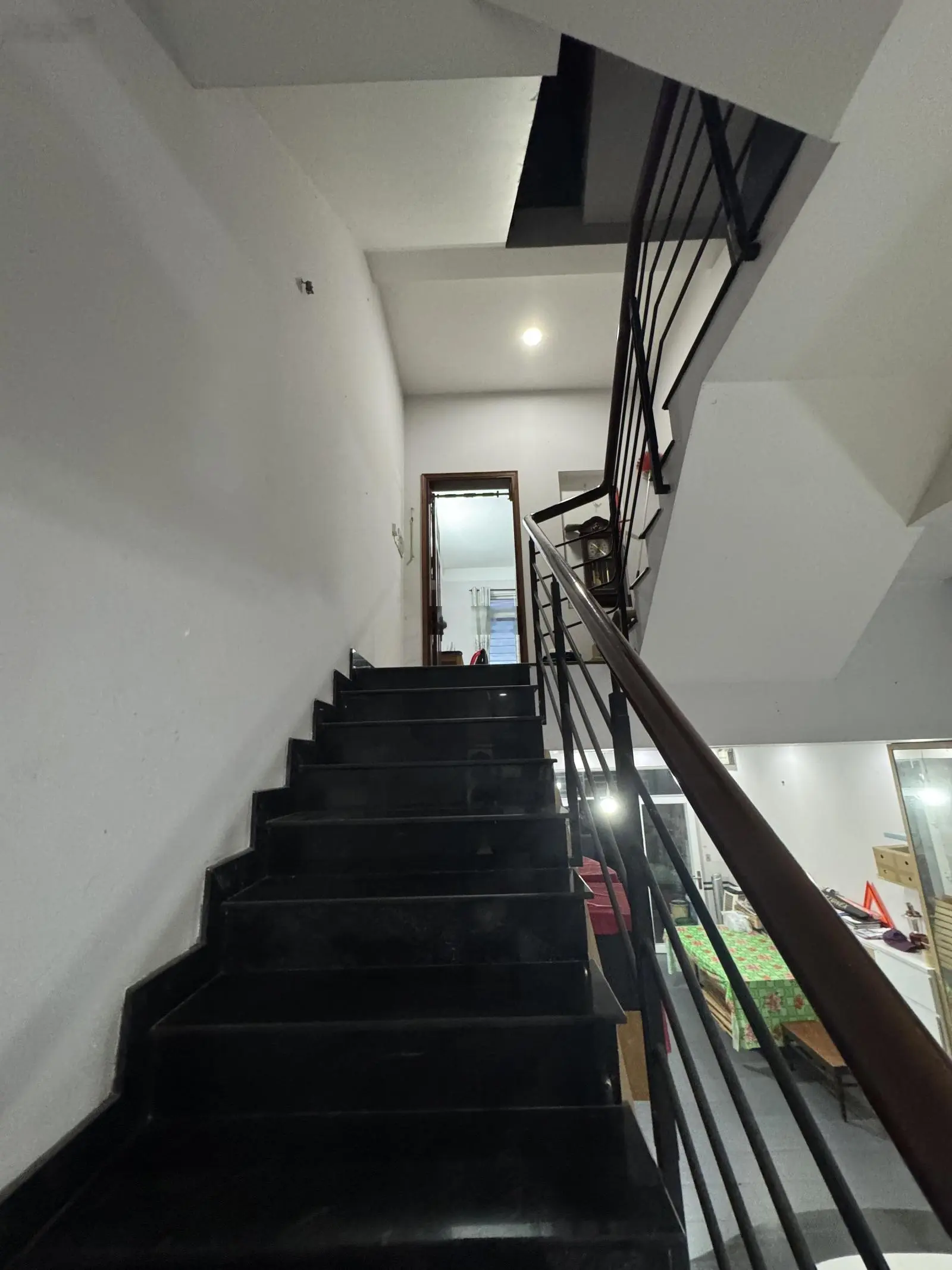 Bán nhà xây sẵn nguyên căn đang ở có sổ hồng riêng 3,5 lầu đường 22m hướng Đông Nam