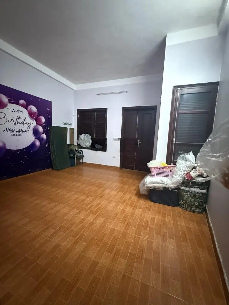 Mặt phố Ngọc Hồi, đường 16m, ô tô tránh, vỉa hè rộng: 60m* 4 tầng* 4,6m mặt tiền. Dân xây . 8,5 tỷ