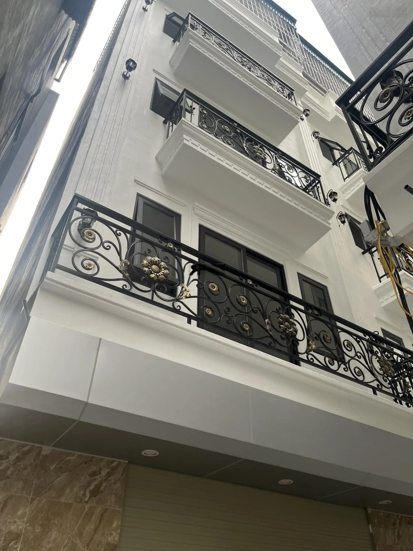 Nhà đẹp lung linh phố trạm 5 tầng chỉ với 5,9ty ô tô đỗ gần