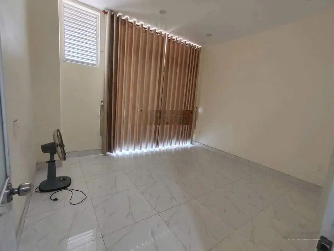 Kẹt tiền bán nhanh căn nhà 3 lầu 5 phòng ngủ 5WC KDC Trường Lưu, đường thông 9m, gần vành đai 3