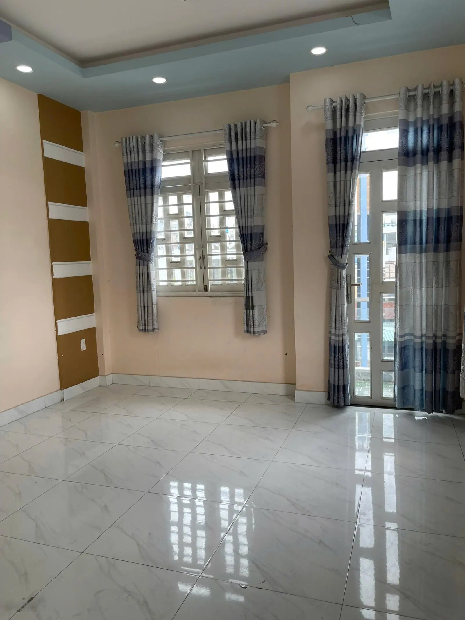 Hẻm 528 Điện Biên Phủ Quận 10, 4m x 11m, 5 tầng, xe hơi đỗ cửa, 9. X tỷ (thương lượng)