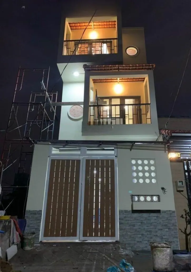 Nhà mới dọn vào ở ngay, 1 trệt 2 lầu, Phú Hữu, Q9, sổ hồng riêng
