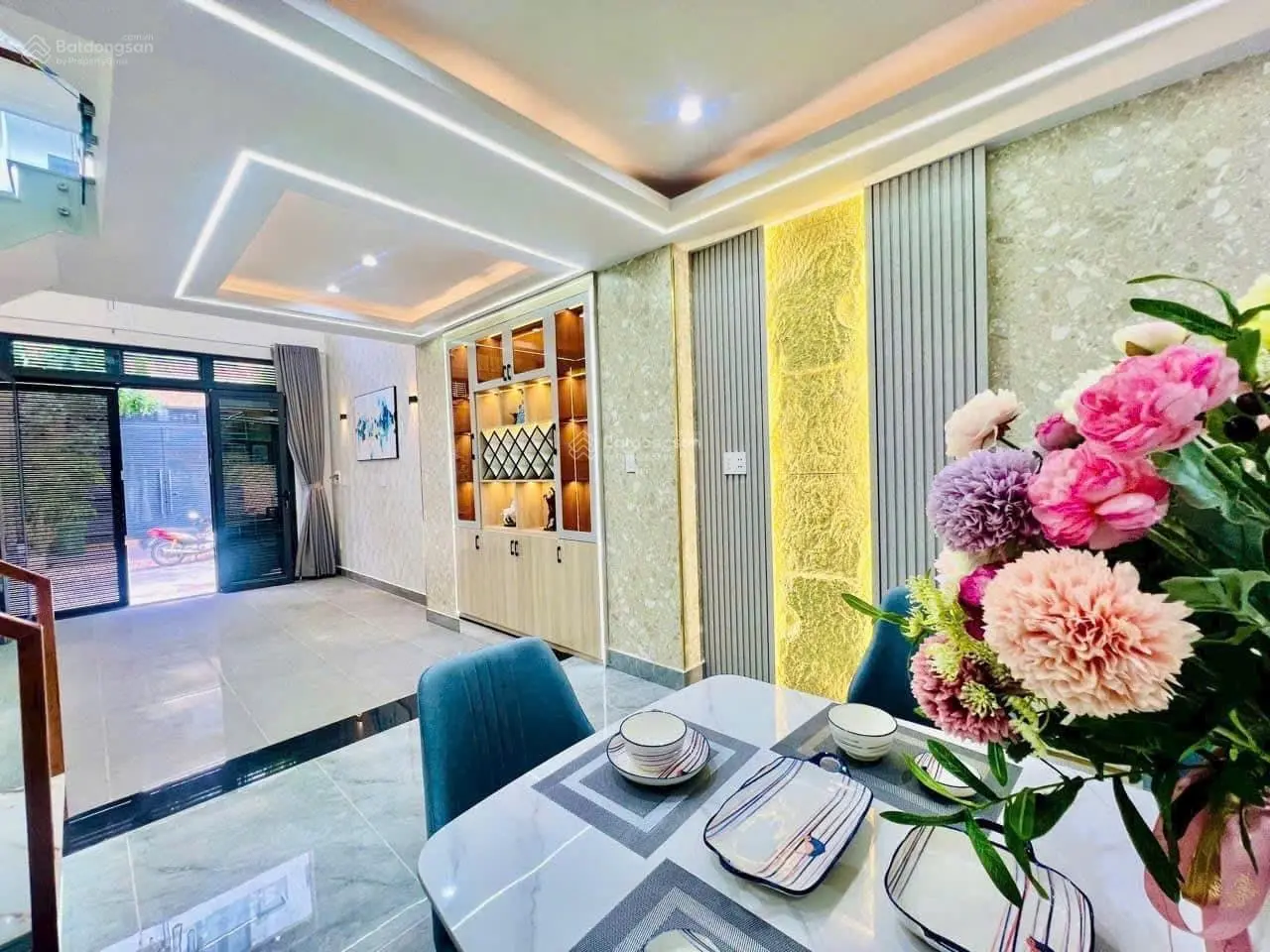 TẶNG FULL NỘI THẤT CAO CẤP NHƯ HÌNH cho căn nhà phố 3 LẦU. (Xe hơi đỗ trong nhà)
