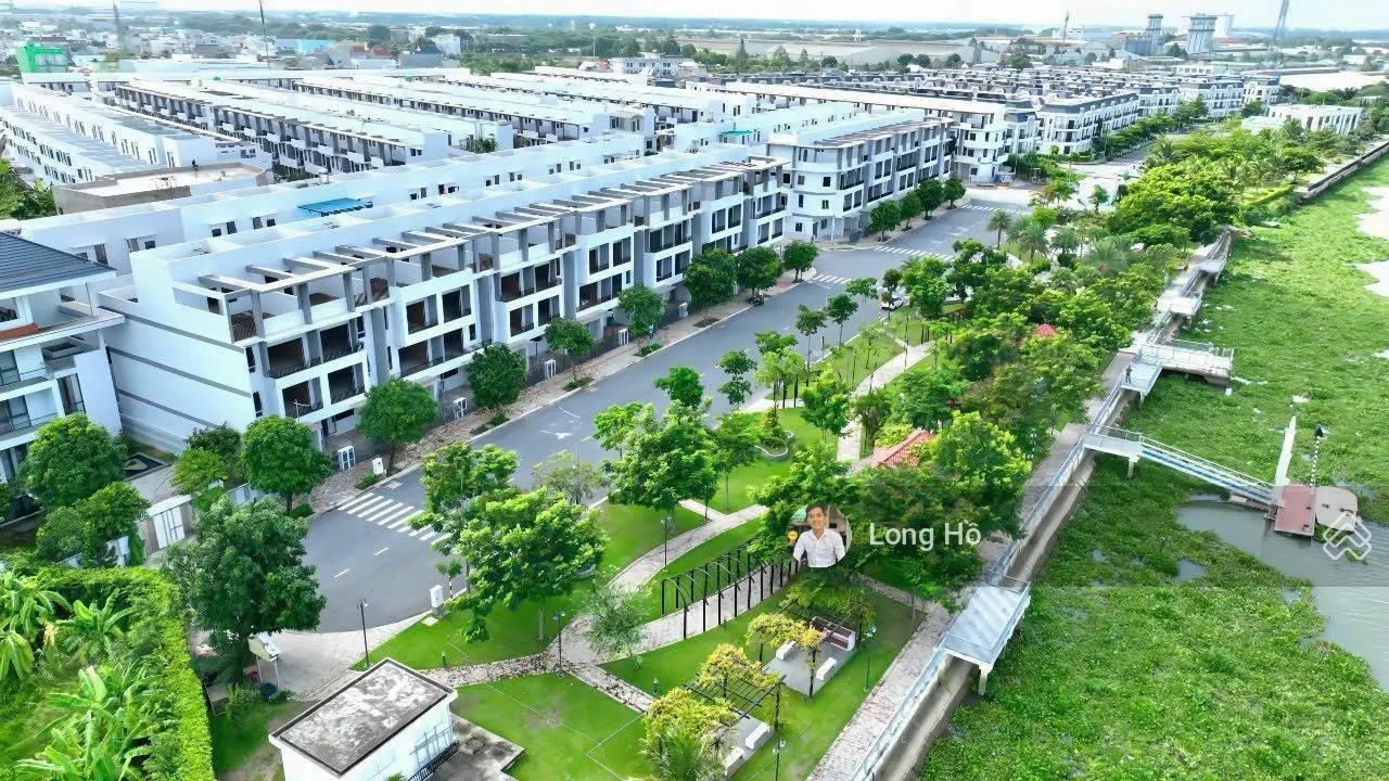 Bán gấp căn nhà phố trục chính, KĐT ven sông The Pearl Bến Lức, sổ hồng riêng 3,29 tỷ