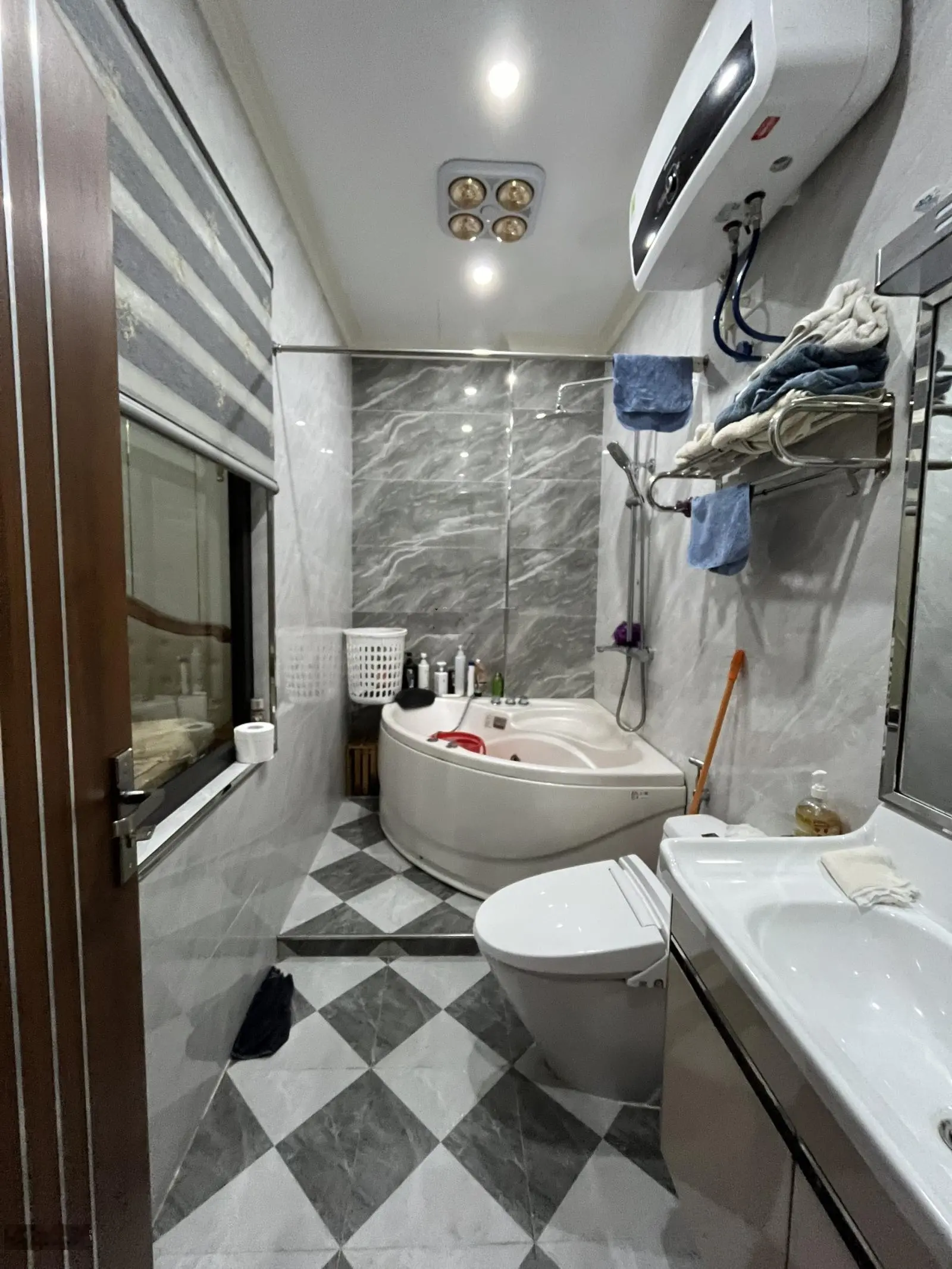 Duy nhất ăn góc Hoàng Huy Mall, Đông Nam, nội thất đẹp, có thang máy, cần bán gấp, Lh 0389 451 ***