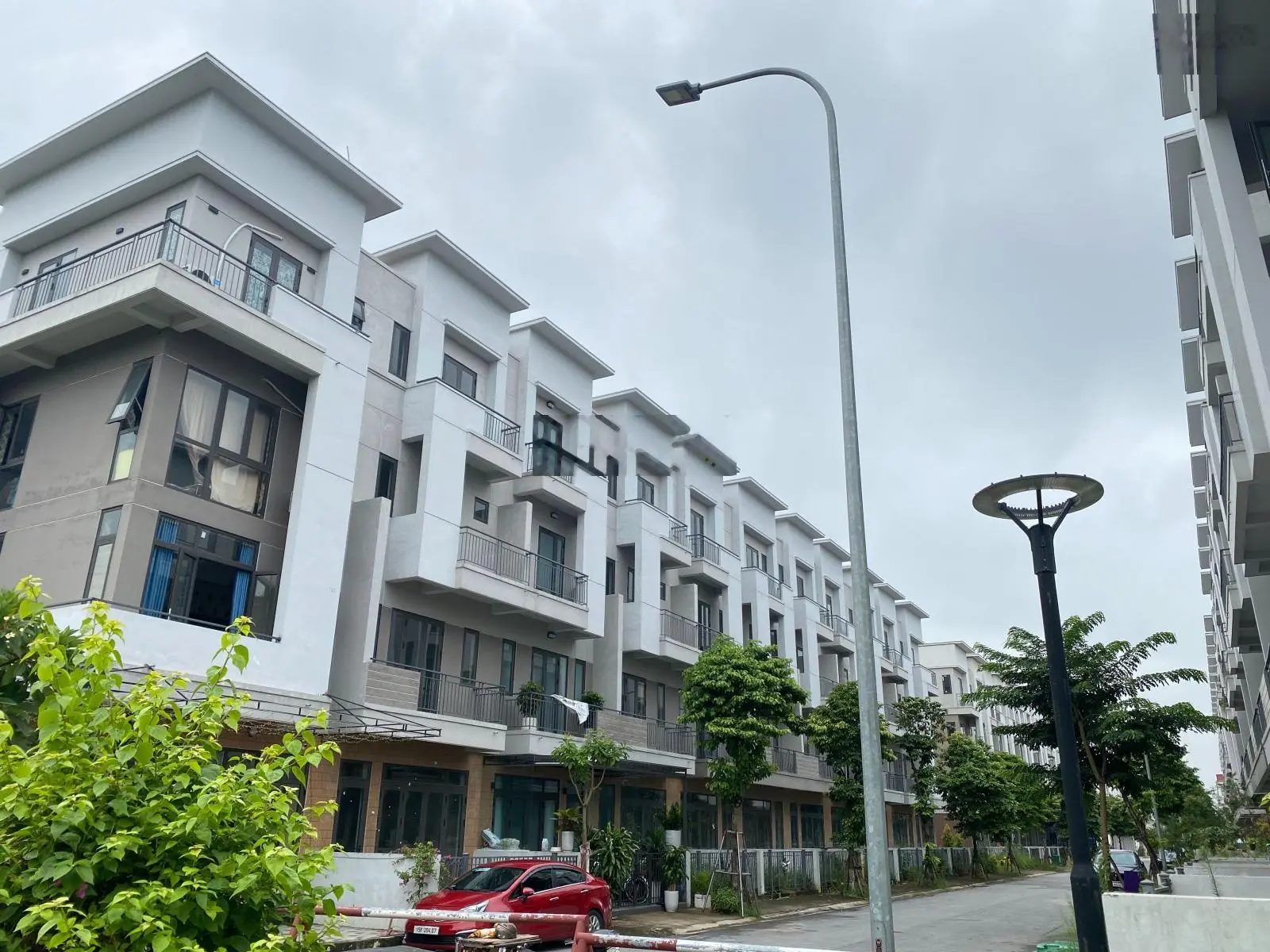 Cần bán gấp nhà phố giá rẻ cạnh Hà Nội