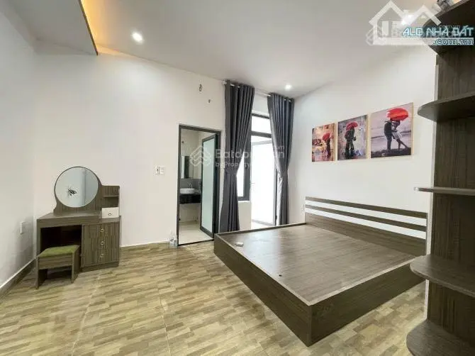 Bán gấp nhà Đoàn Văn Bơ, p14, quận 4. Diện tích 60m2