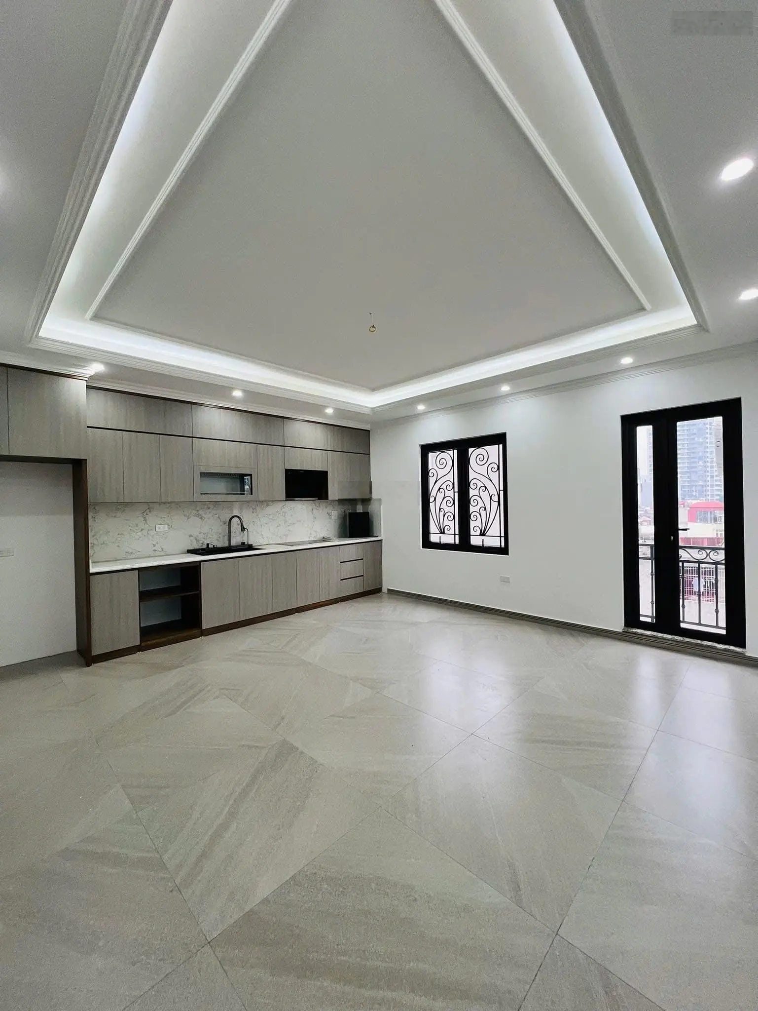 Dt 93 m 8 tầng mt 5.7m- hai thoáng - thang máy - kdvp- gara siêu rộng -cầu giấy