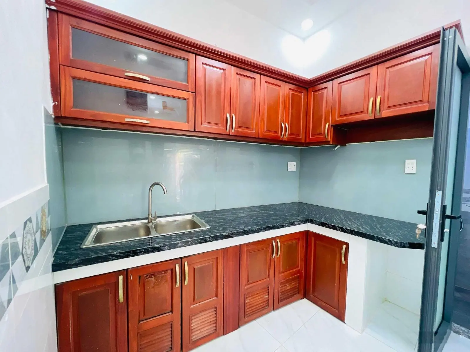 Bán nhà 2 lầu 4pn đường 6m thông thoáng DT 4x11 ở ngay đúng hình 100%