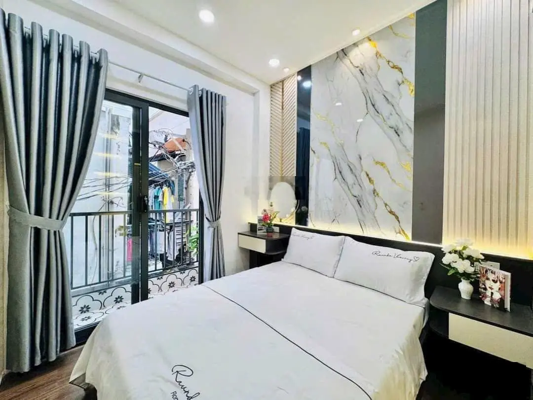 Chính chủ cần bán. DT : 25,8m2, Giá 3tỷ3 còn tl, 1 trệt 1 lầu 2pn 2nvs, có ban công. LH 0919 125 ***