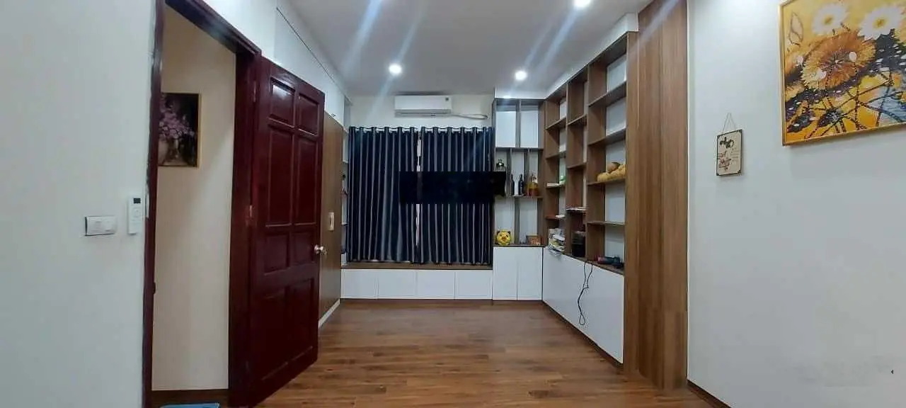 Bán nhà đường Láng Đống Đa 38m2 4 tầng 5.6m mặt tiền giá 6.95 tỷ