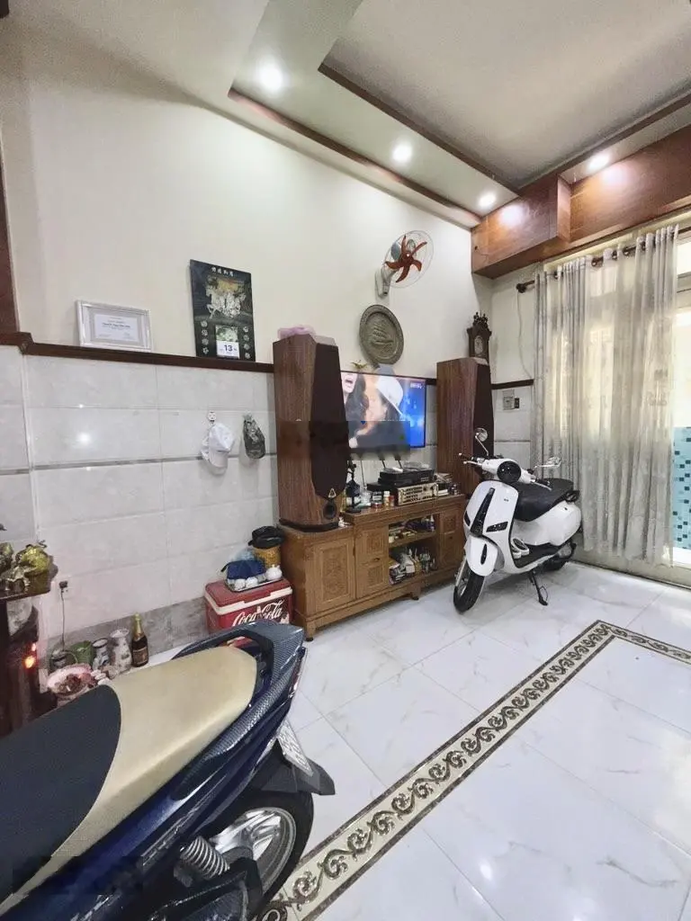 Bán nhà Hồng Lạc, Tân Bình 3 tầng đẹp, nội thất gỗ, giá tốt chỉ 6.5 tỷ