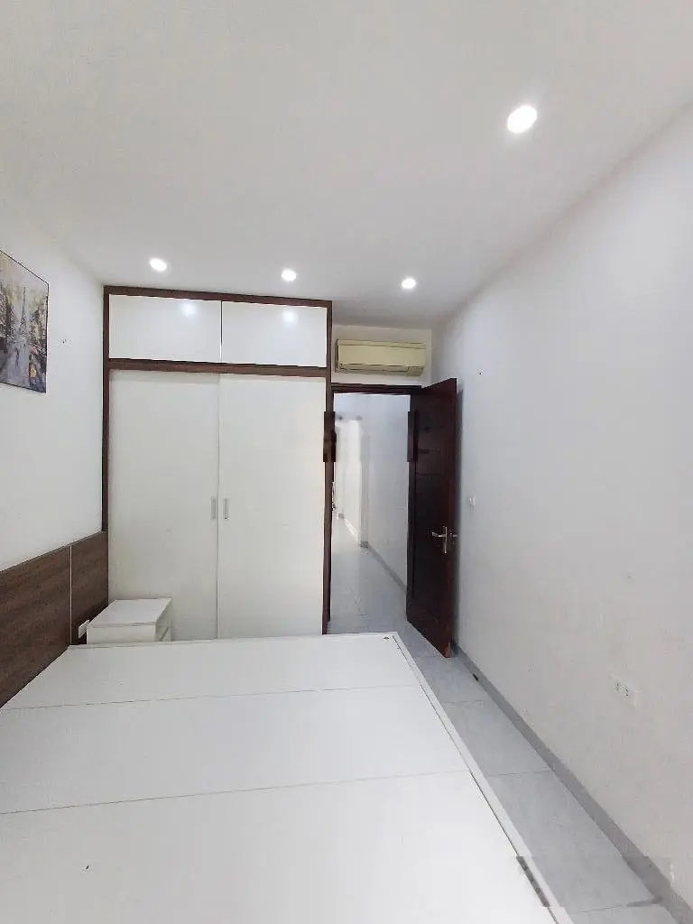 Bán nhà Ngõ 1043 phố Giải Phóng 4 chỗ đỗ cửa nhà dân xây kiên cố lại rất gần phố