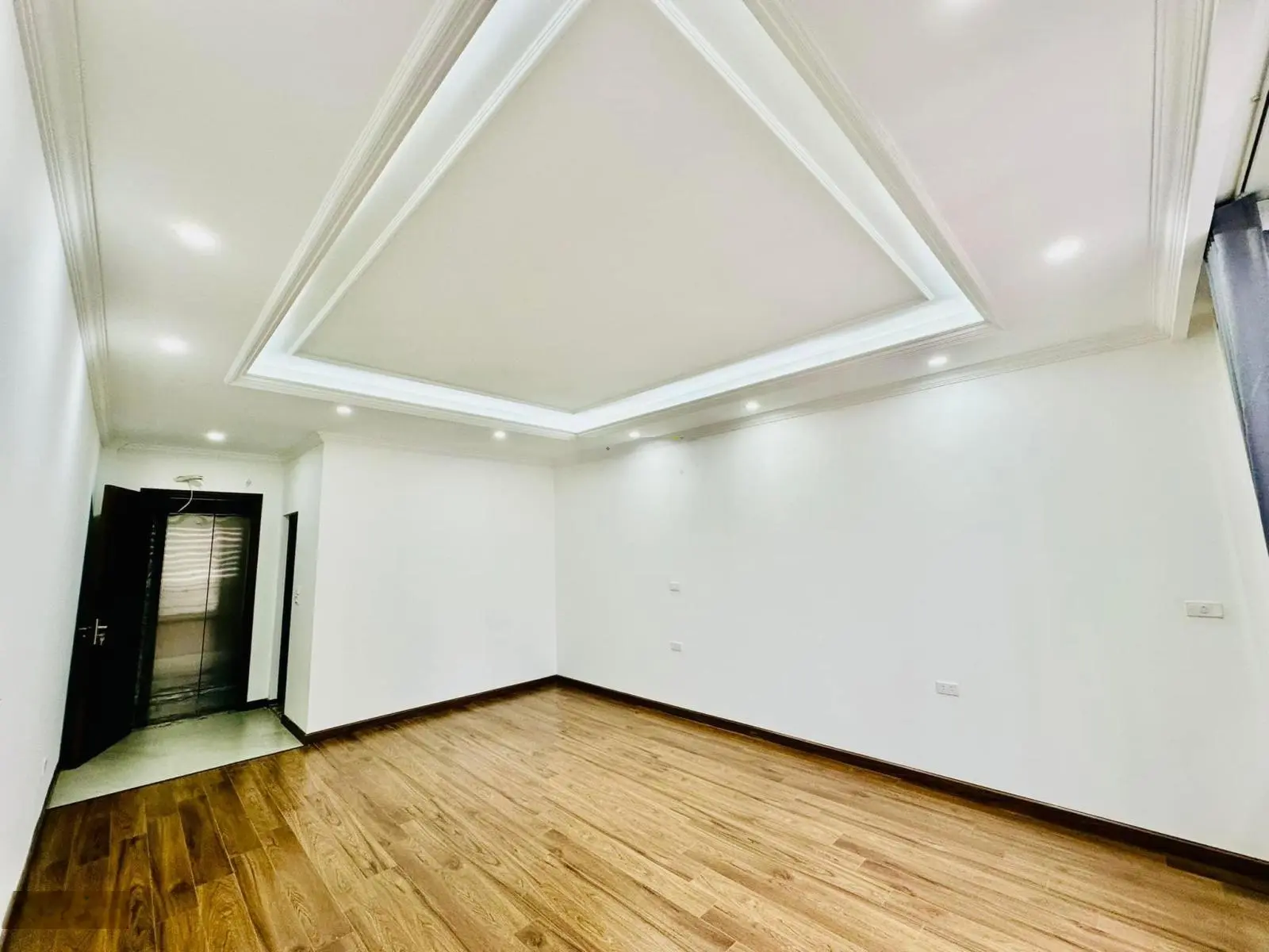 Bán nhà Đường Nguyễn Lân Phố Vip Vị Trí Cực Kì Đắc Địa 48m2 Thang Máy Ô Tô Vào Nhà
