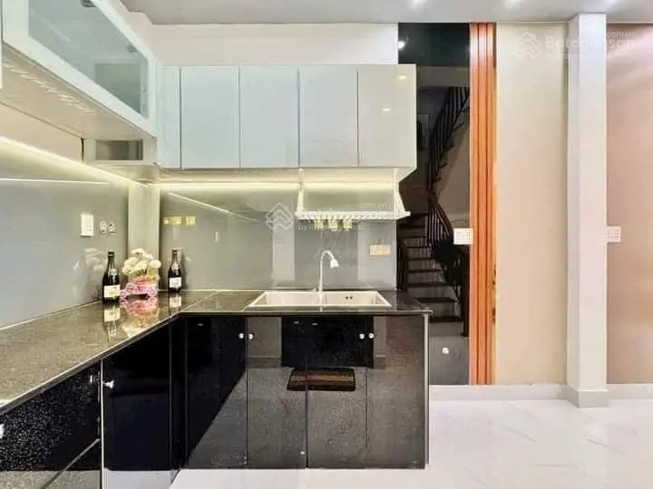 Bán nhà HXT Hino đỗ cửa 3 Tháng 2 Q.10, 4 tầng, MT rộng mênh mông, nhích 7 tỷ