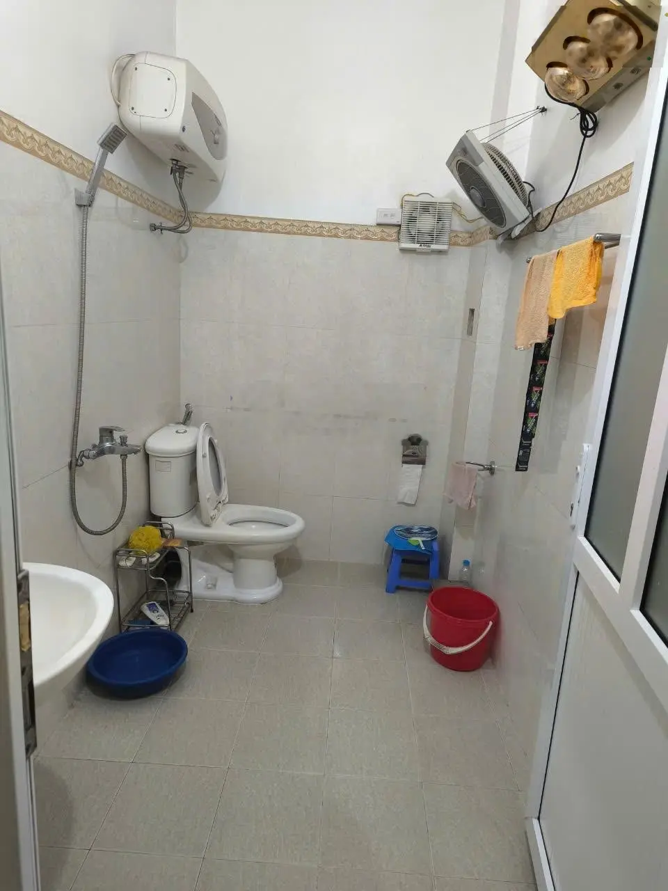 Gia đình tôi cần bán nhà 3 tầng, mặt ngõ 30 phố Lê Hồng Sơn, Cửa Bắc, TP Nam Định