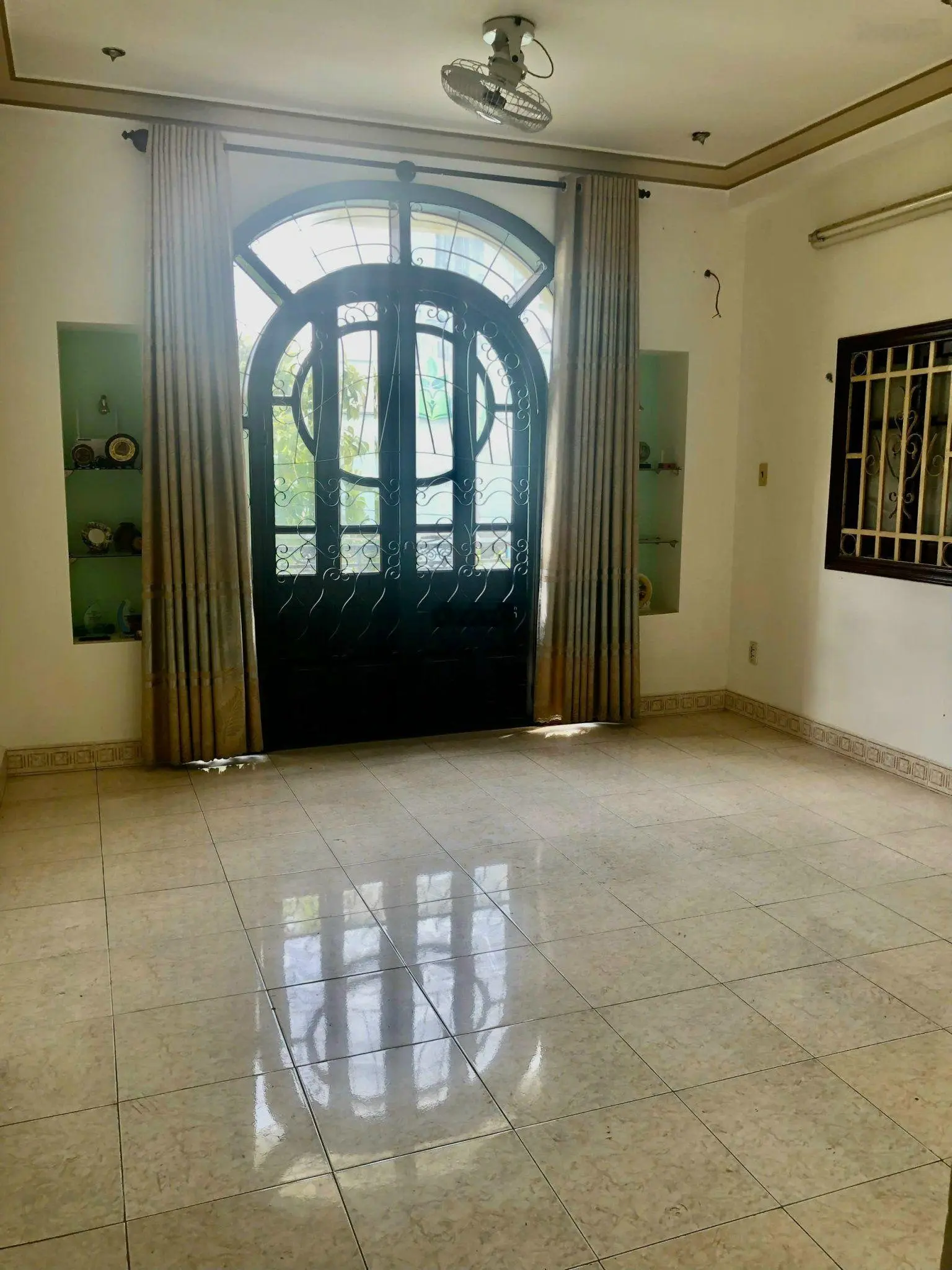 Bán nhà mặt tiền đường Âu Cơ, Nha Trang ngang 4m
