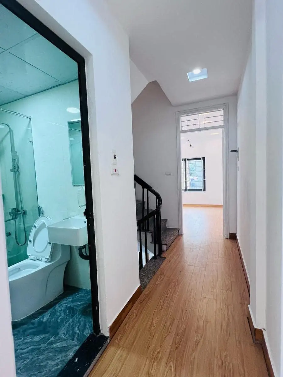 Bán nhanh. Lạc Long Quân - nhà mới - 37m2 x 5 tầng - oto 4 chỗ để trong nhà - giá tốt: 8.15 tỷ