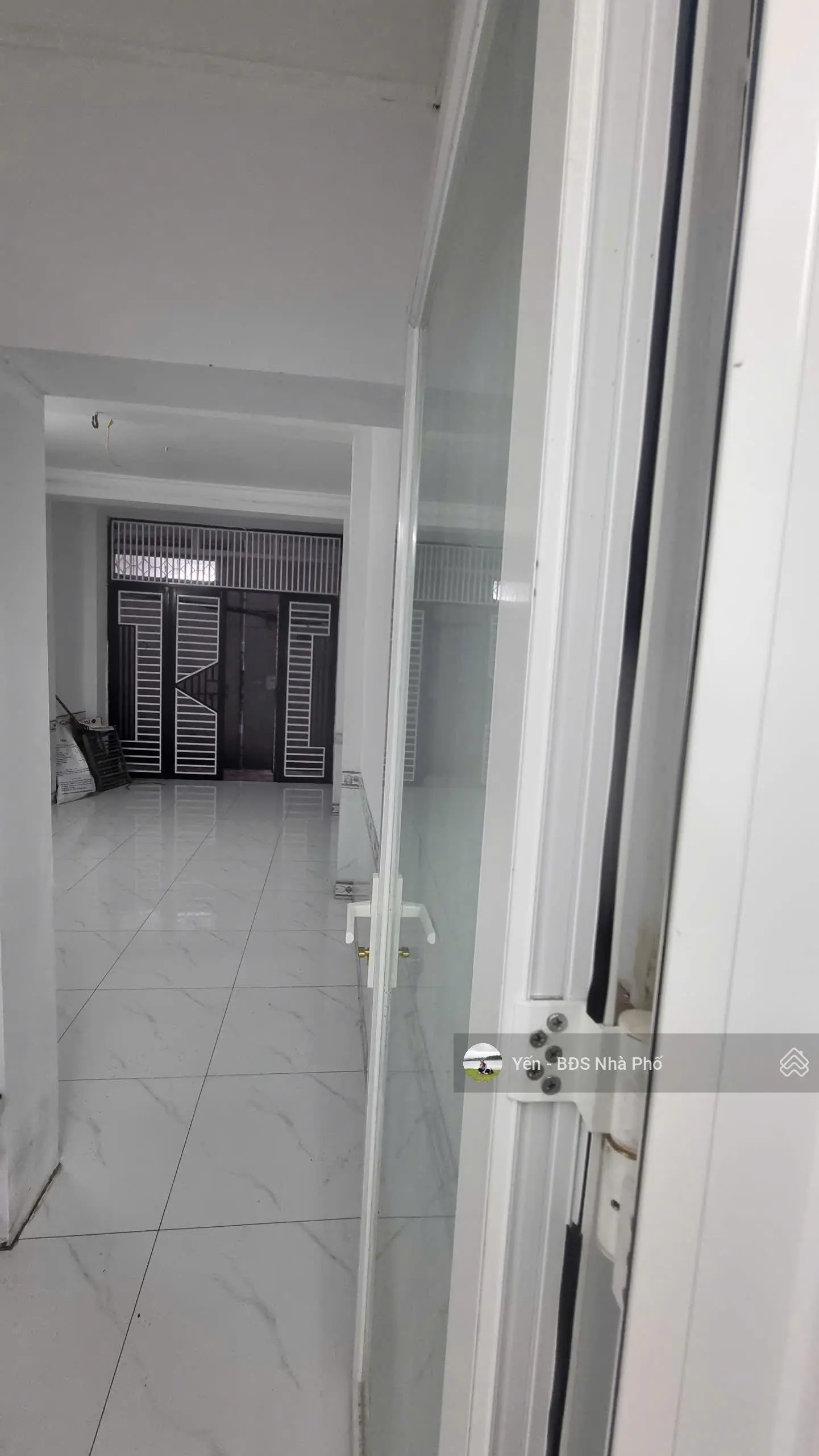 Bán nhà 40m2 Lạc Long Quân, Hồ Tây, 2 thoáng, nở hậu, ô tô gần, chỉ 9 tỷ 2