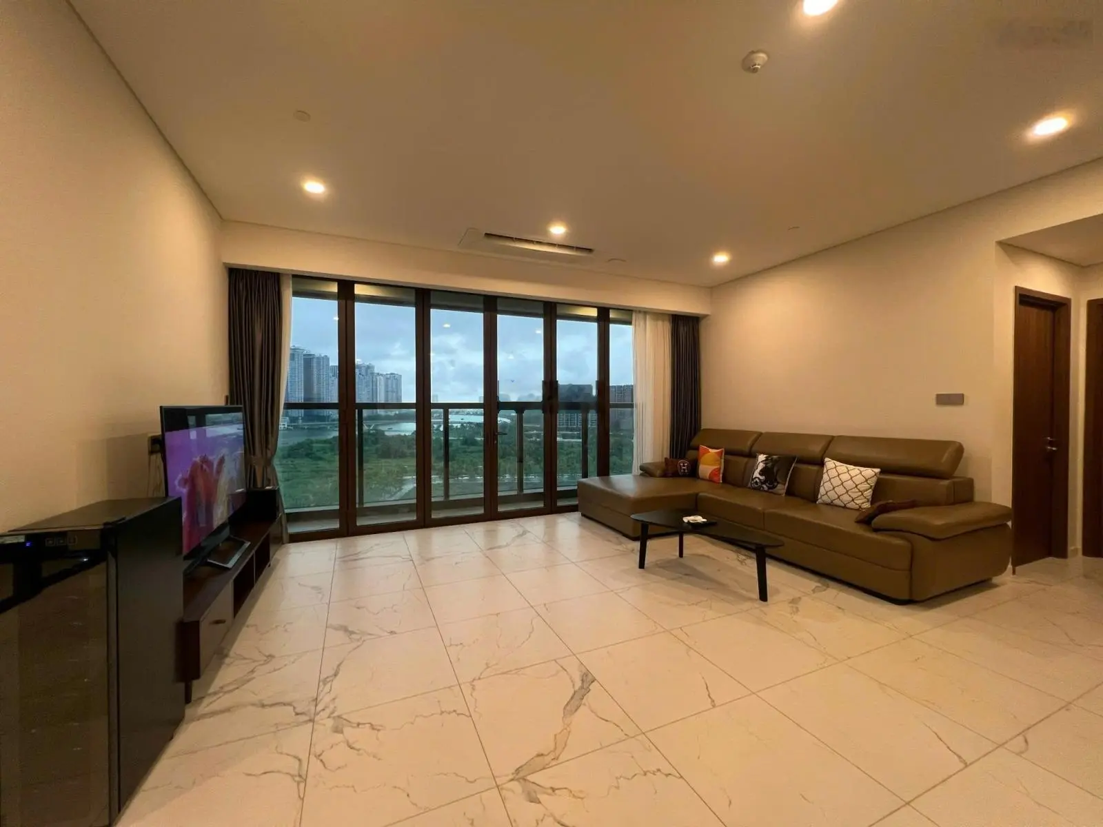 Bán 3 phòng ngủ The Galleria Metropole suất SPA 28 tỷ all in view sông trực diện đầy đủ nội thất