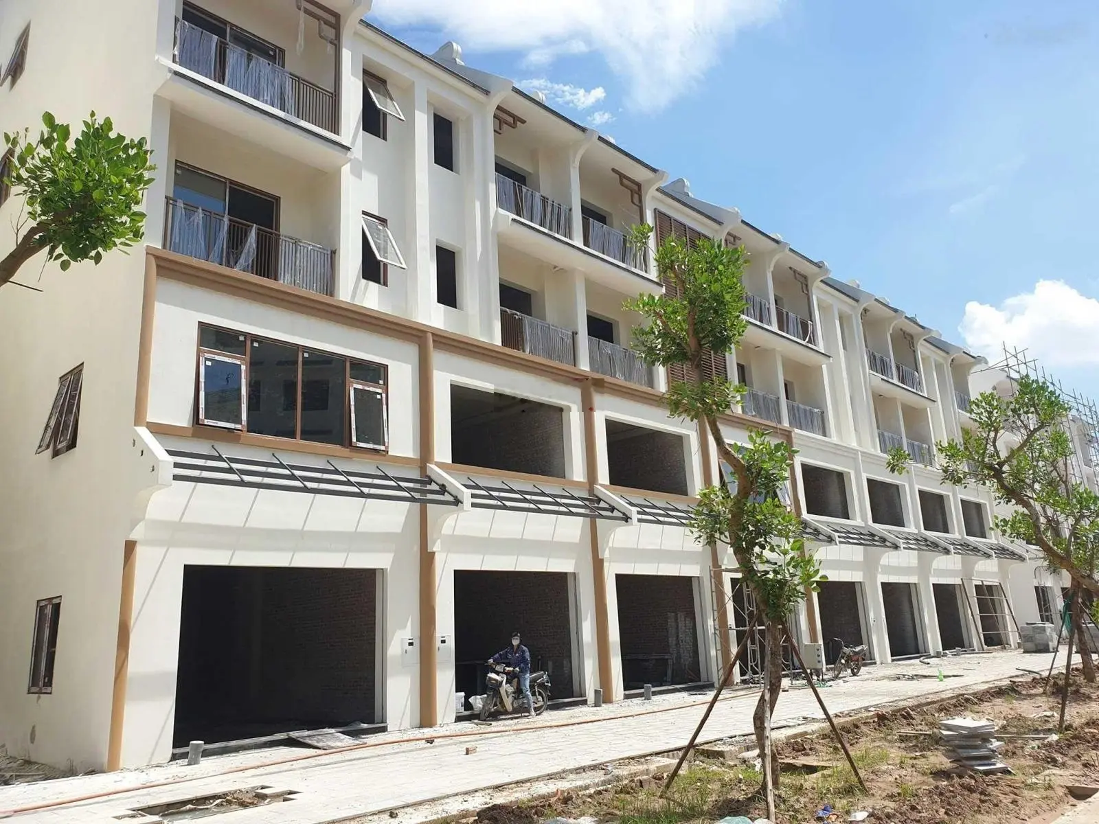 Bán căn Nhà Phố Kinh Doanh Luôn - Trước Mặt 3 Tòa Chung Cư - Nhà Mới Tinh Xây 5 Tầng - Có Thang Máy