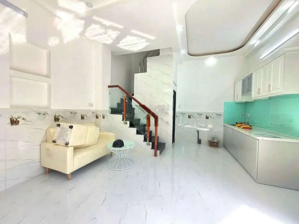 nhà bán sổ hồng 2 lầu ,kế bên quận 7
