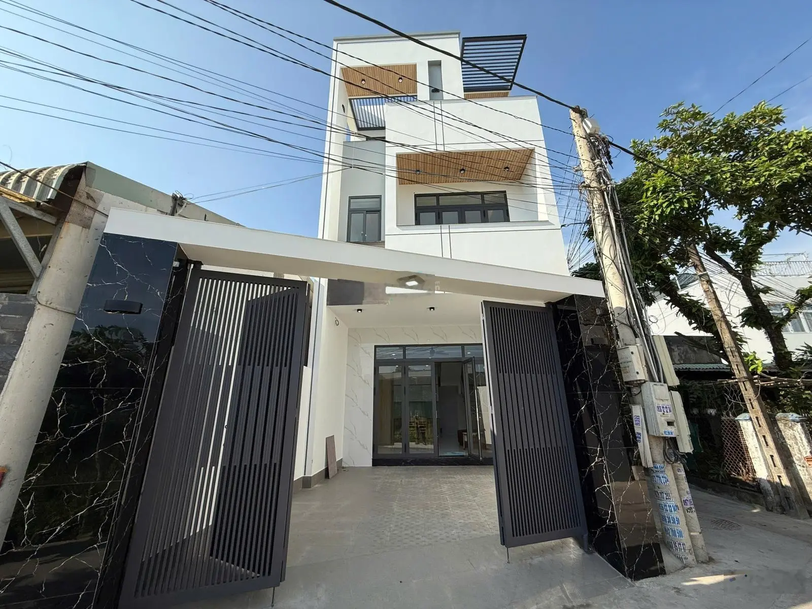 Bán nhà phường Phú Lợi gần vòng xoay Hiệp Thành 3, nhà 1 trệt 2 lầu, 3PN 4WC, sân oto