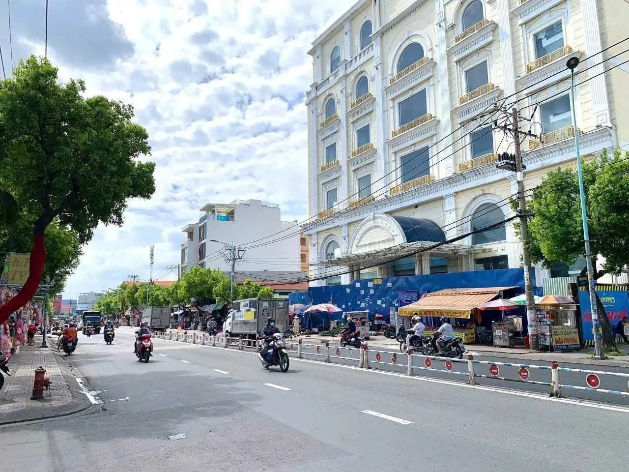Bán nhà mặt tiền Lê Văn Sỹ. DT: ngang lớn 30x10m. KC: 1 hầm 10 tầng. HĐT 170 triệu/th. Giá 63 tỷ