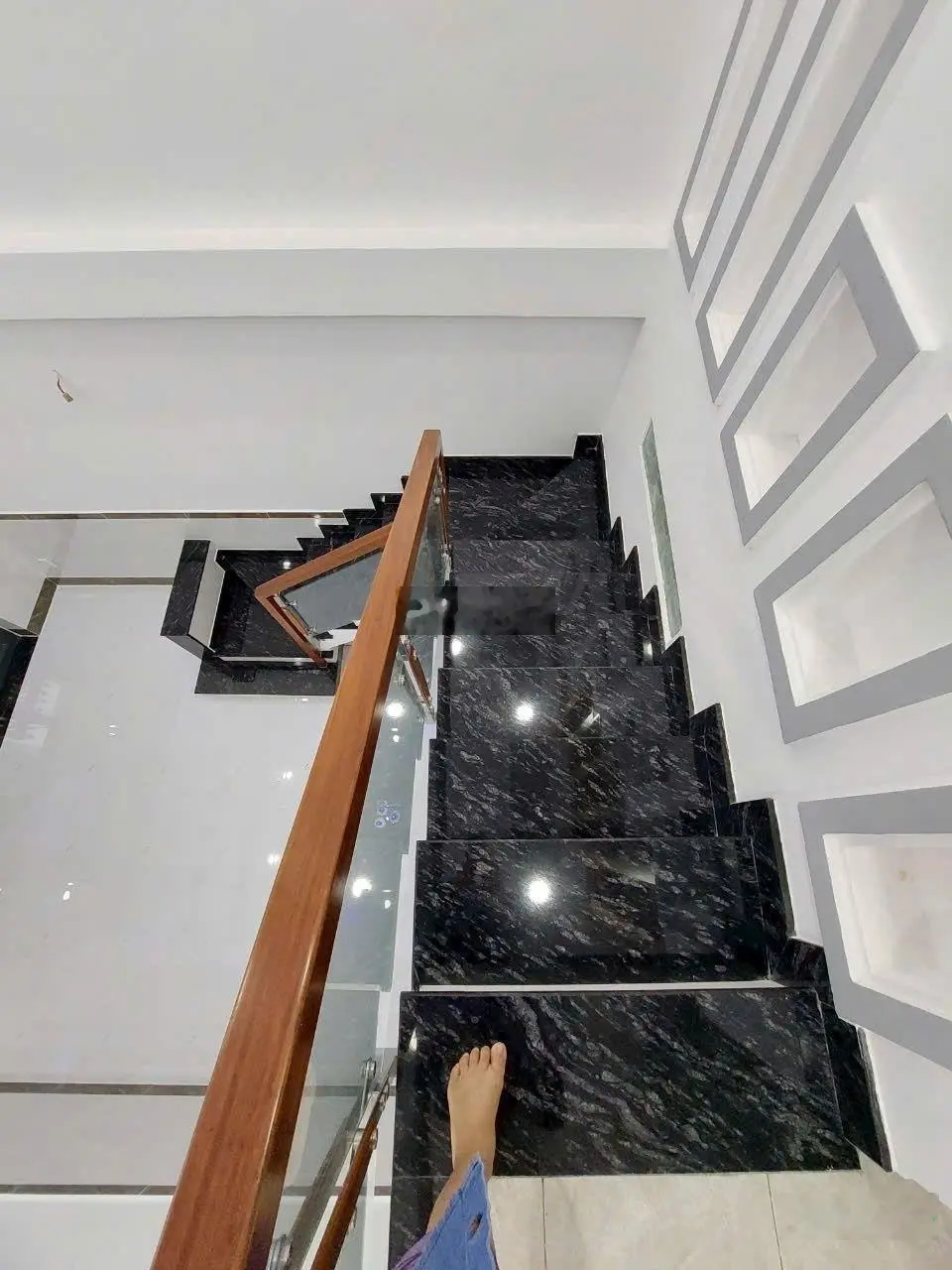 Nhà bán bình tân sổ hồng riêng lộ giới ít. mới 100% y hình. hẻm 4,5 thông. xe hơi tới cửa