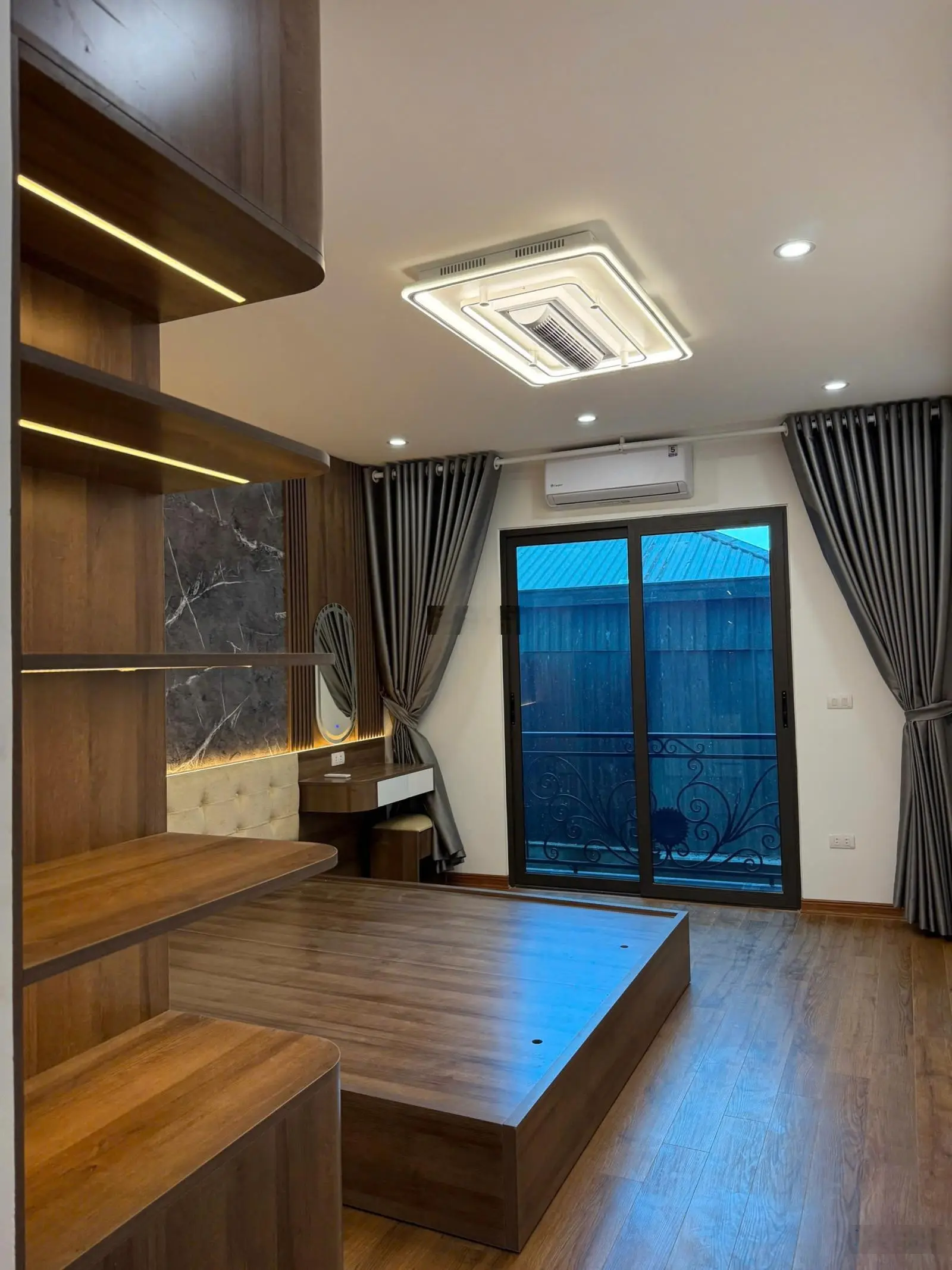 Bán gấp nhà Giang Biên 6T: DT31m. MT3,5m. 10m ra oto thông.gần công viên,chợ.trường học. giá 6tỷ3