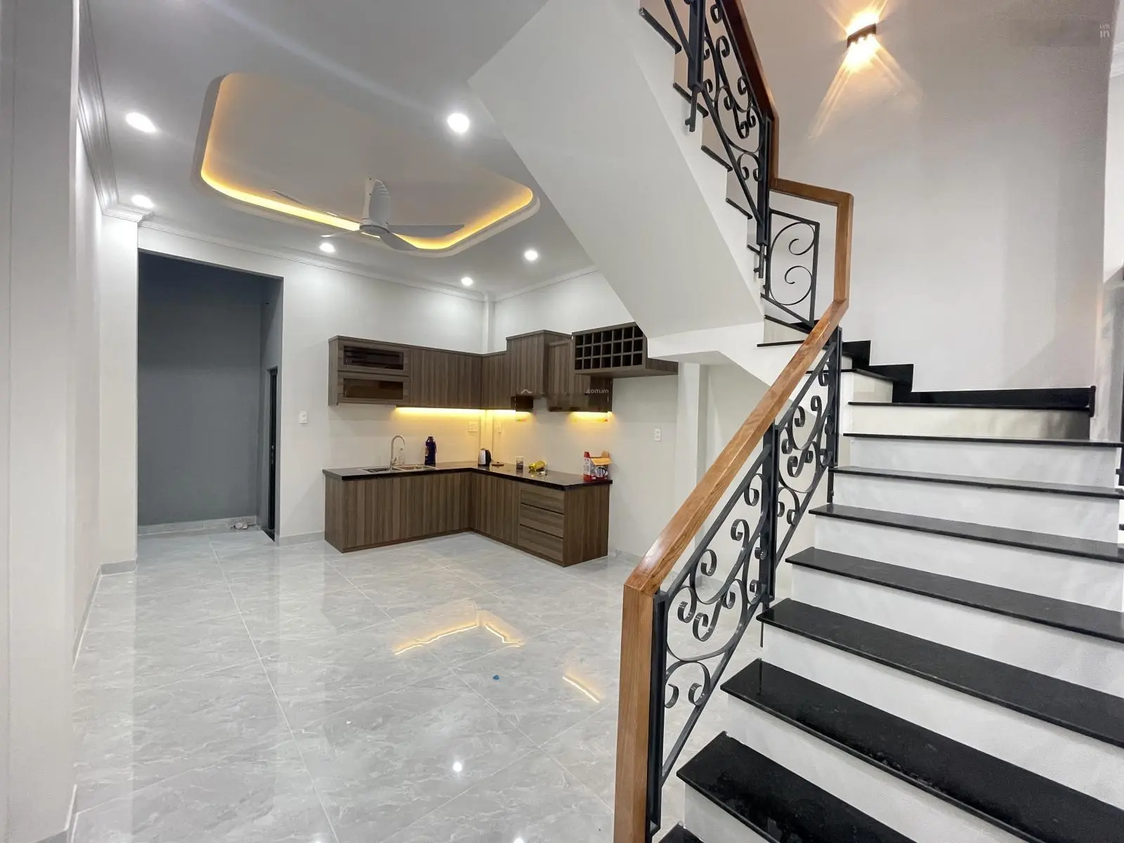 Nhà hiện đại đối diện Giga Mall - Đường thông, ô tô vào tận nhà, nội thất đầy đủ. đầy đủ công năng