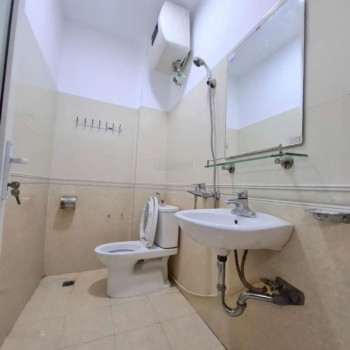 Chính chủ bán nhà riêng Kim Ngưu, giá chỉ 5,75 tỷ có diện tích 32m2 * 4 tầng. Nhà đẹp, ngõ thoáng