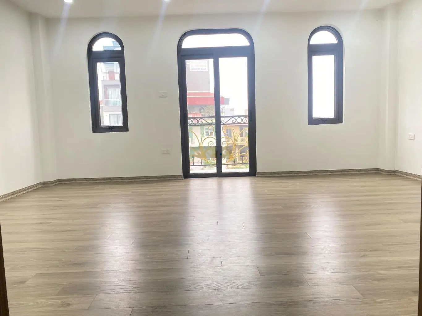 Kinh doanh bất chấp ô tô tránh dừng đỗ ngày đêm cổ linh - phố trạm - đàm quang trung - long biên