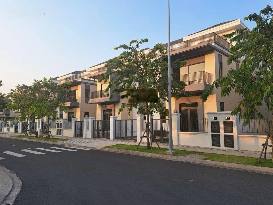 Nhà phố sân vườn 11x20m = 220m2 Khu The Suite trục đường thông giá chỉ 6.6 tỷ PKD Novaland